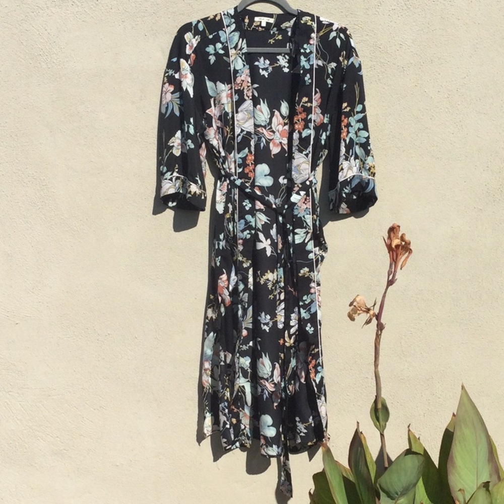 Bleuh Ciel Robe Silky Feel Black Background with Floral Print Belted Small